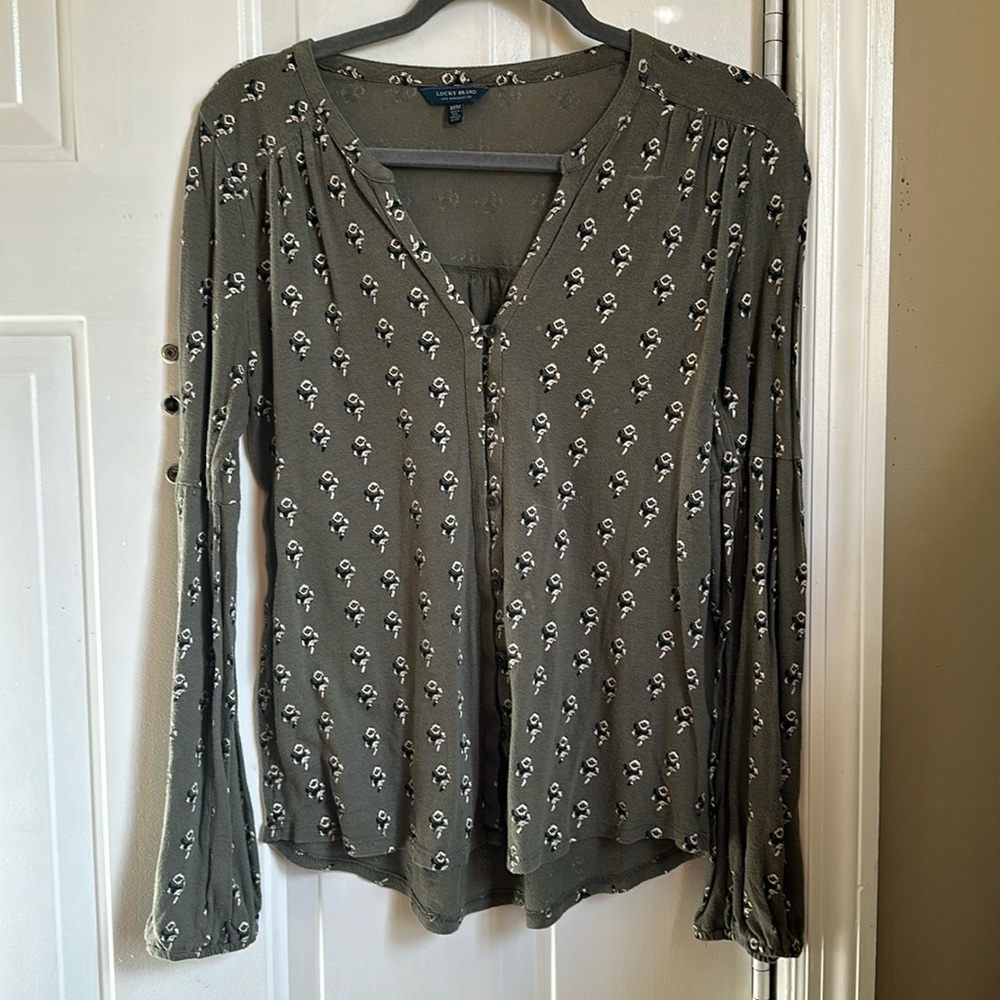 Lucky Brand flattering v-neck button up blouse